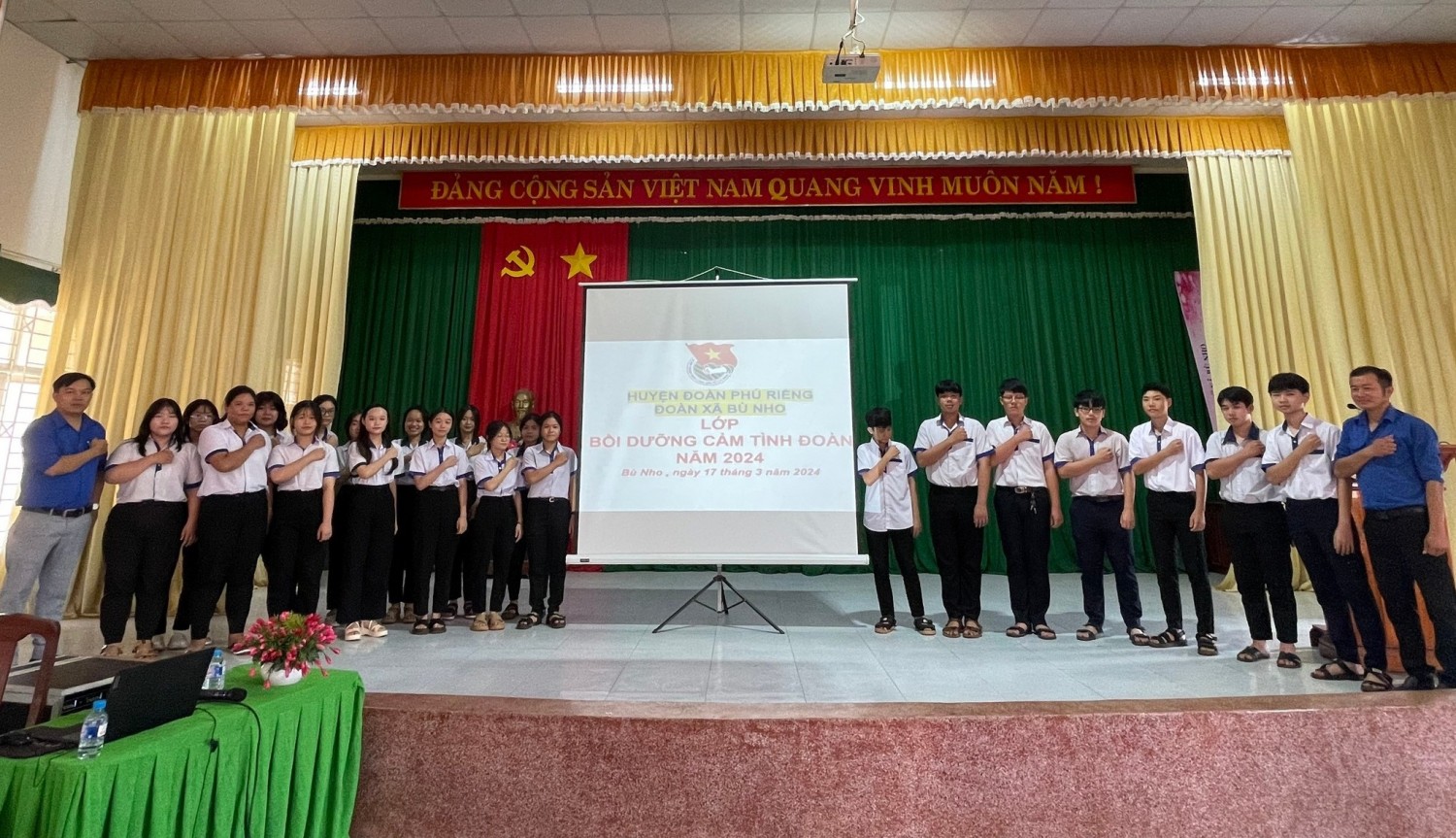 60 học sinh ưu tú được tham gia học lớp cảm tình Đoàn do Ban chấp hành Đoàn xã Bù Nho tổ chức