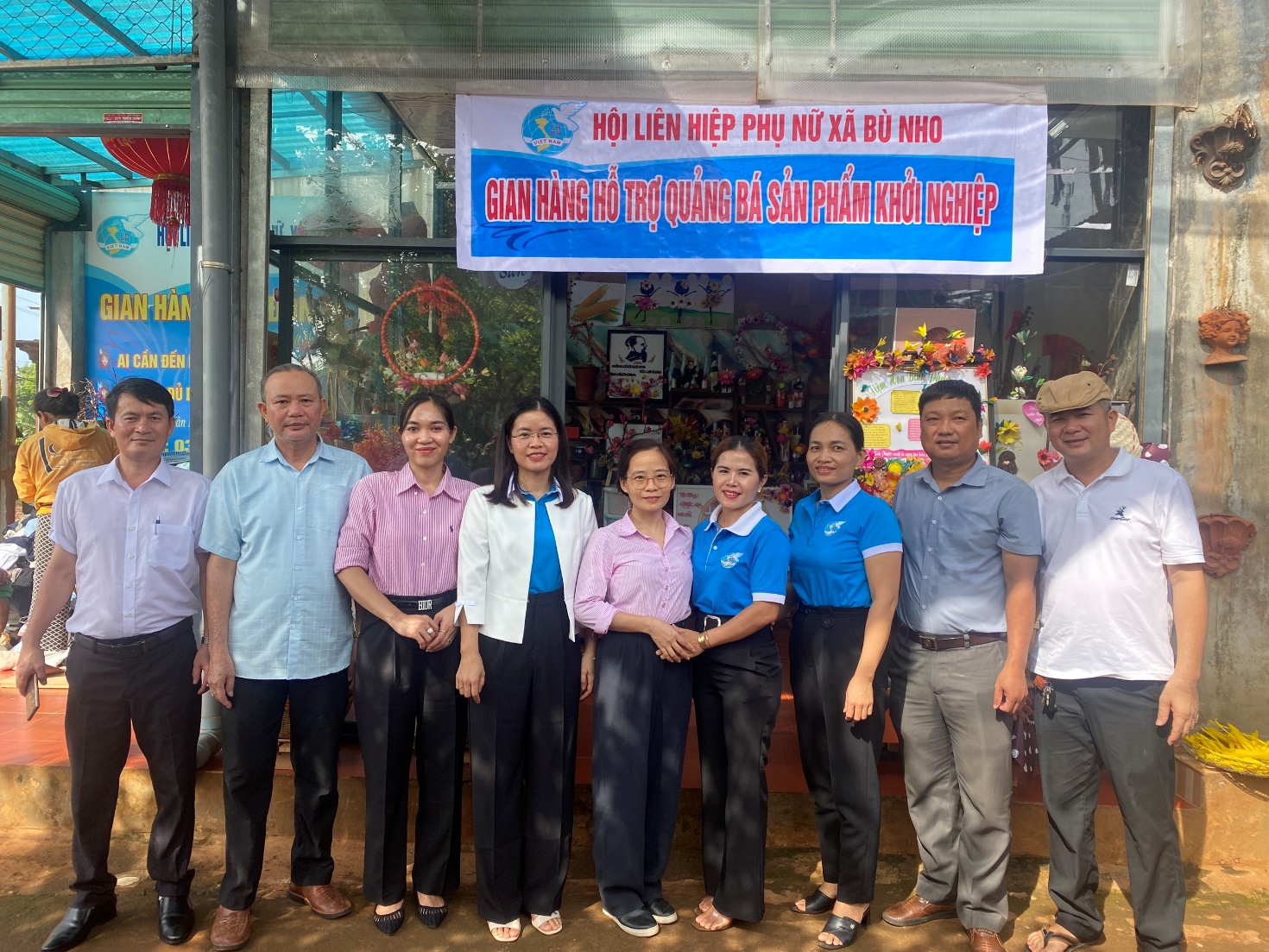 Đại biểu về dự chụp hình lưu niệm ra mắt Mô hình “Gian hàng hỗ trợ quảng bá sản phẩm khởi nghiệp” của Hội LHPN xã Bù Nho