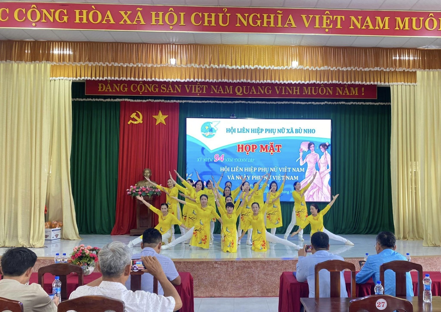 Văn nghệ chào mừng