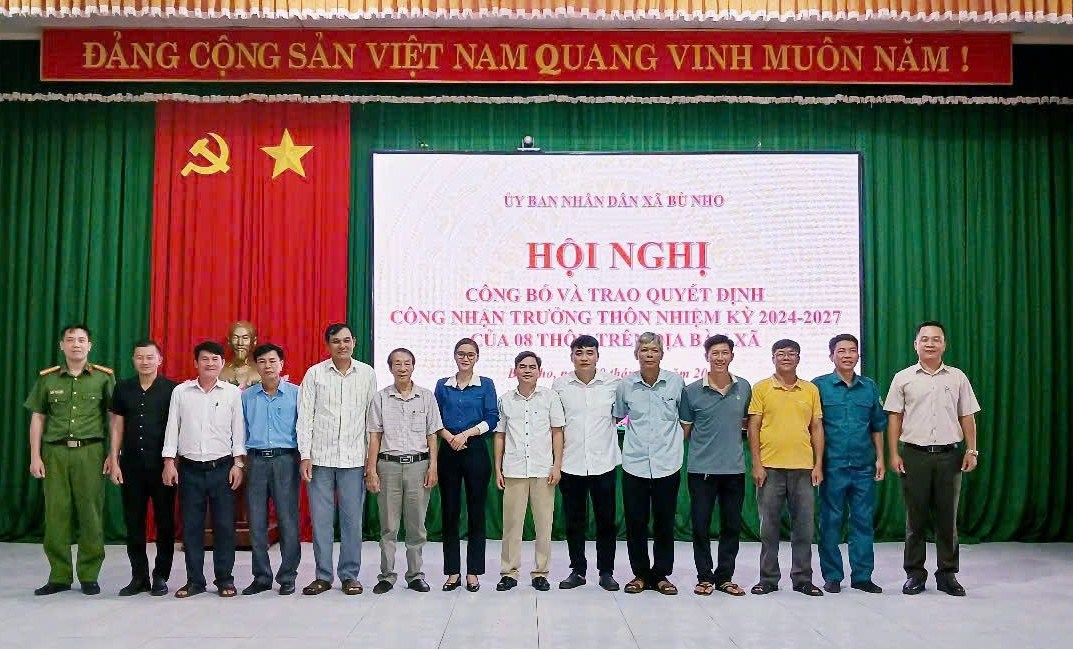 Lãnh đạo UBND xã cùng các trưởng thôn nhiệm kỳ 2025-2027