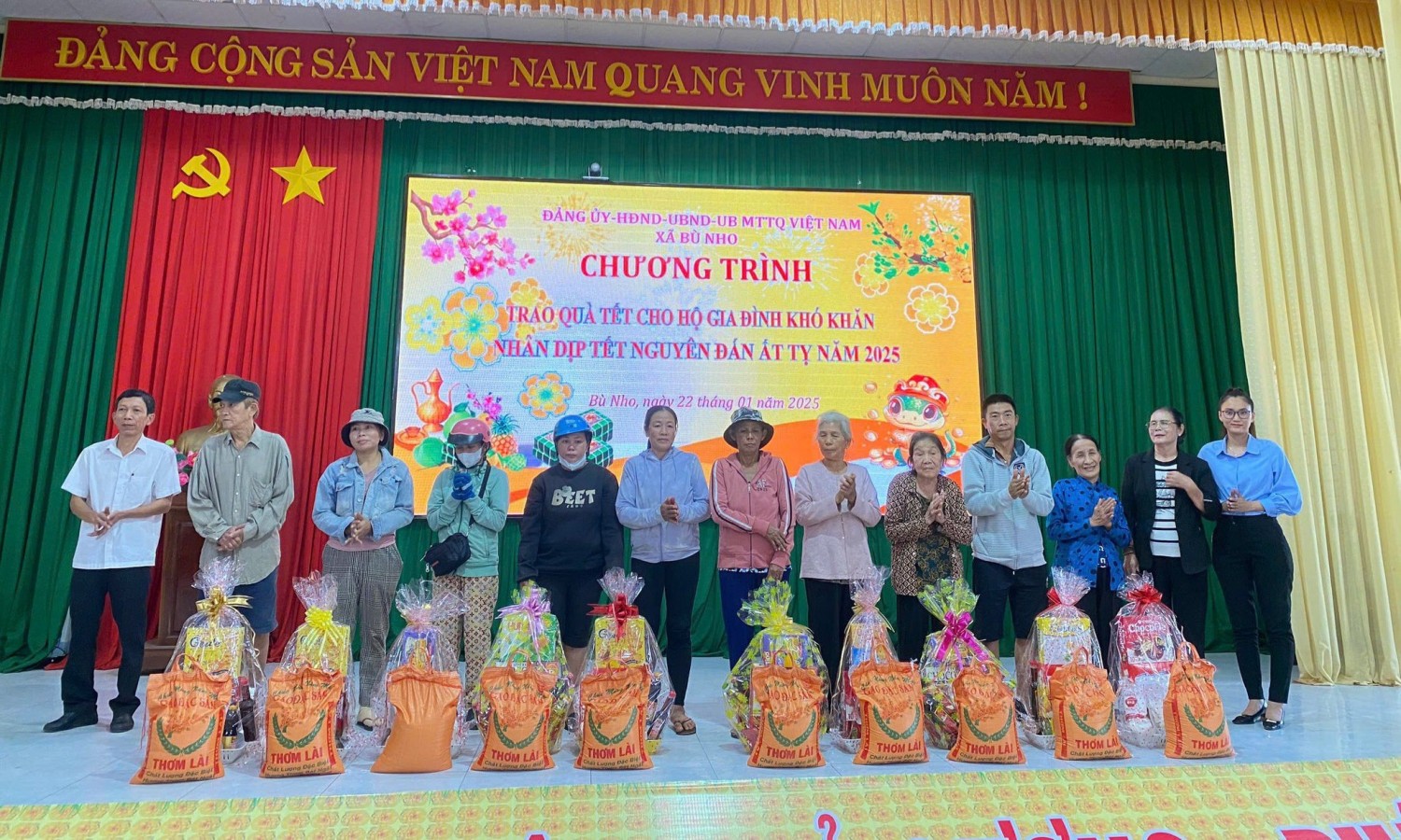 Nhà tài trợ cùng các lãnh đạo trao quà cho hộ có hoàn cảnh khó khăn