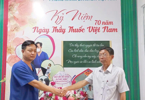 Đồng chí Trần Công Dũng - HUV, Bí thư Đảng ủy xã (Bên phải) và ông Nguyễn Văn Lừng - Giám đốc phòng khám đa khoa Việt Anh